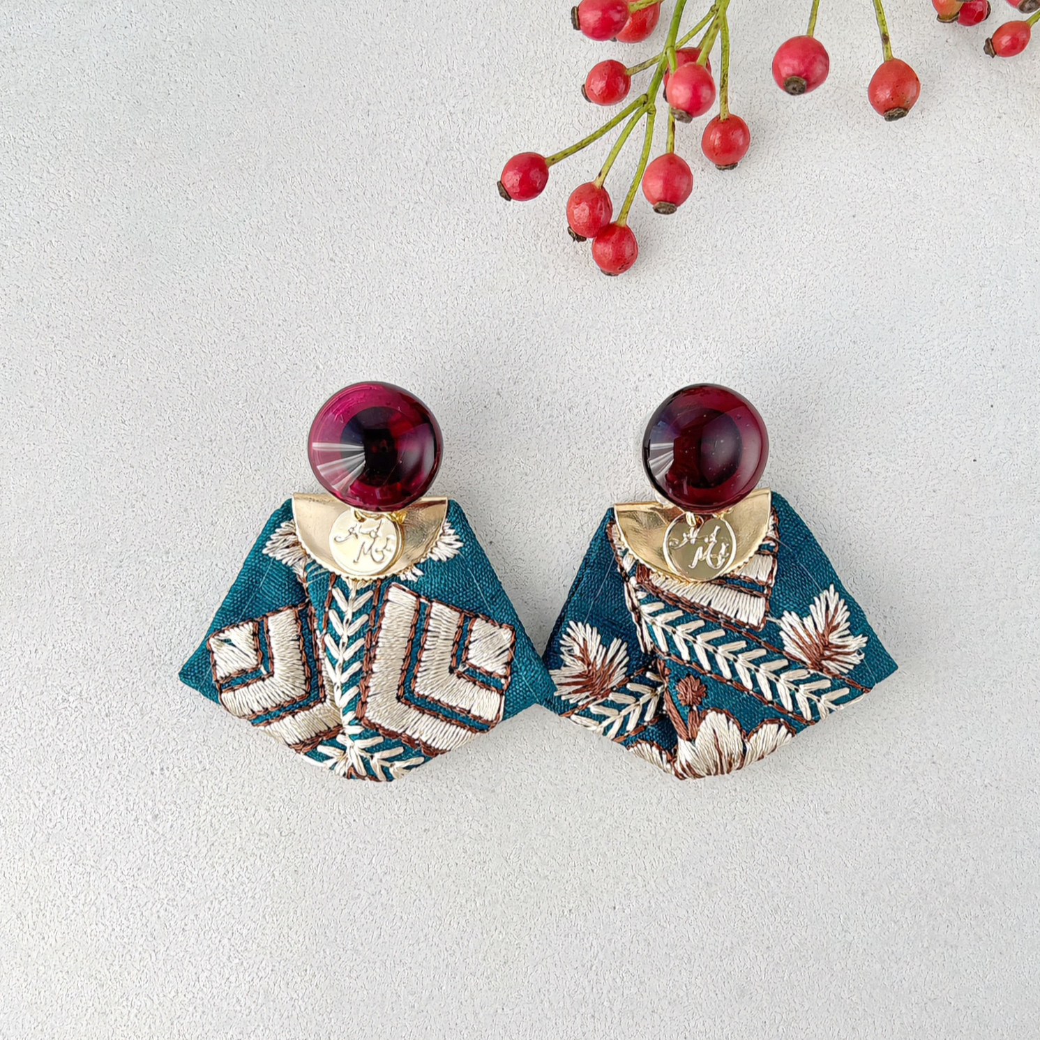 冬色ガラスのタッセル耳飾り-Xmas green-