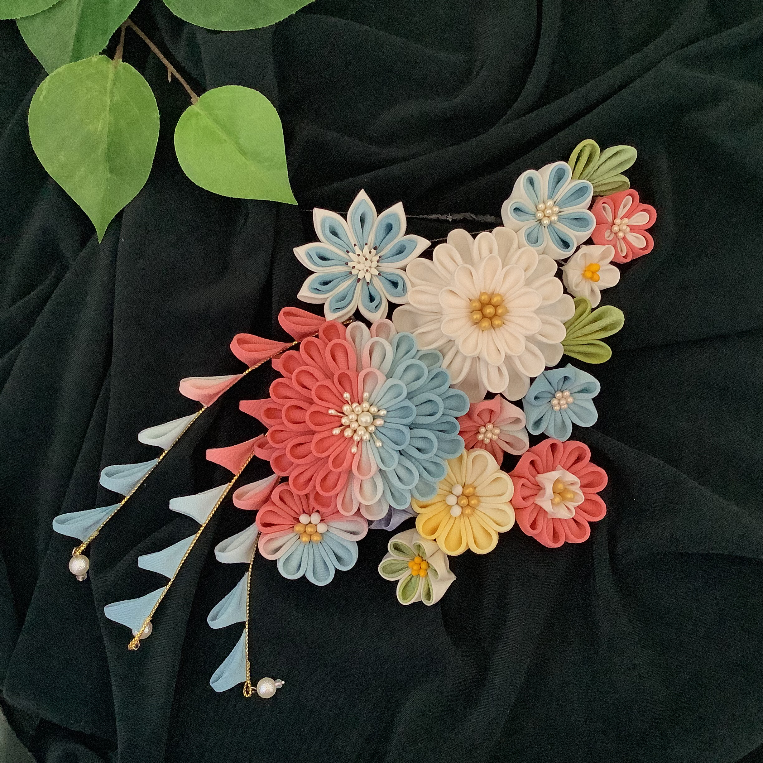 【つまみ細工髪飾り】シルク手染めピンクから水色へのグラデーション・成人式 /結婚式 / 卒業式/記念日/七五三