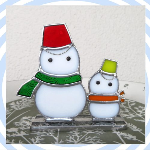 家の前で松ぼっくりを拾う麦わら帽子の雪だるま ヴィンテージ ステンドグラス il_fullxfull.6386137932_6fw1.jpg