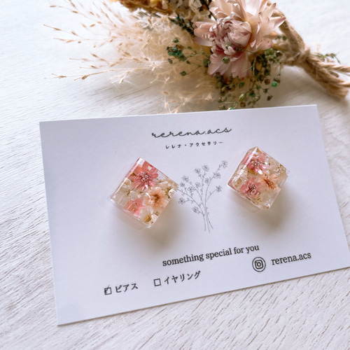 ピンクフラワーレジン×スパンコール♡花びら ピアス イヤリング hq720.jpg?sqp=-