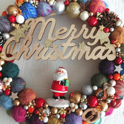 カラフルでにっこり☆毛糸玉のクリスマスリース〜プレゼントをお届け
