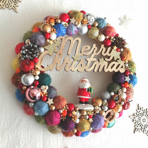 カラフルでにっこり☆毛糸玉のクリスマスリース〜プレゼントをお届け