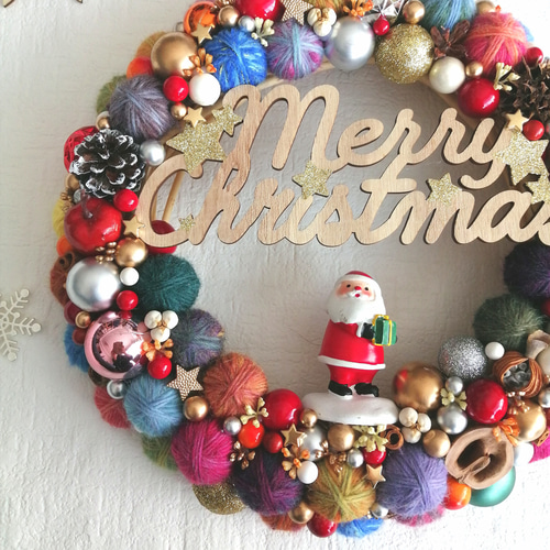カラフルでにっこり☆毛糸玉のクリスマスリース〜プレゼントをお届け
