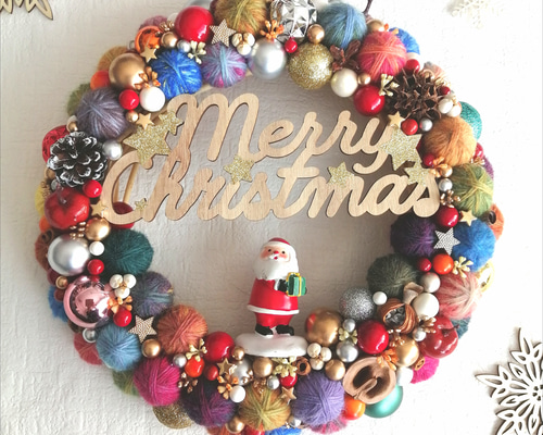 カラフルでにっこり☆毛糸玉のクリスマスリース〜プレゼントをお届け