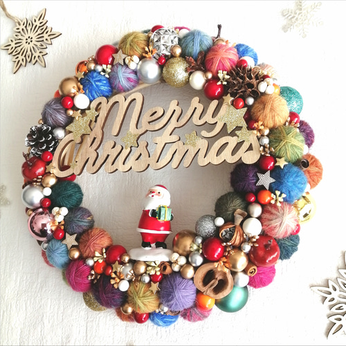 カラフルでにっこり☆毛糸玉のクリスマスリース〜プレゼントをお届け