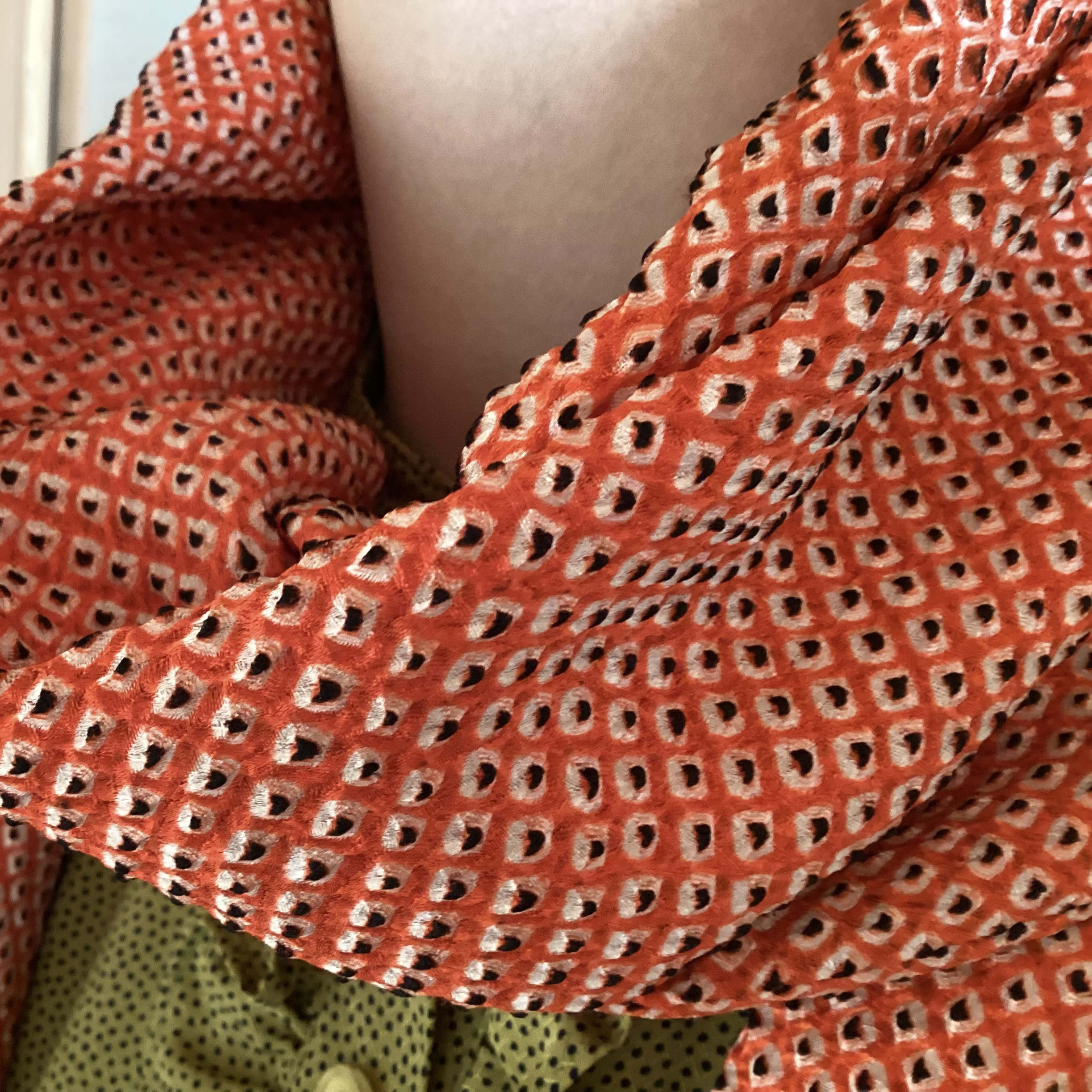 オレンジ色の総絞りのスカーフ　②