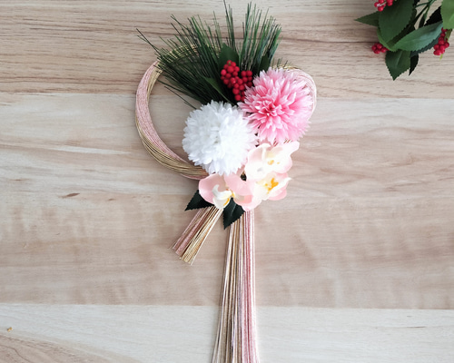 お正月飾り ミニ胡蝶蘭とピンポンマムの水引しめ飾り(シェルピンク