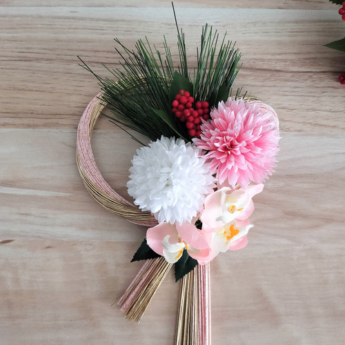 お正月飾り ミニ胡蝶蘭とピンポンマムの水引しめ飾り(シェルピンク