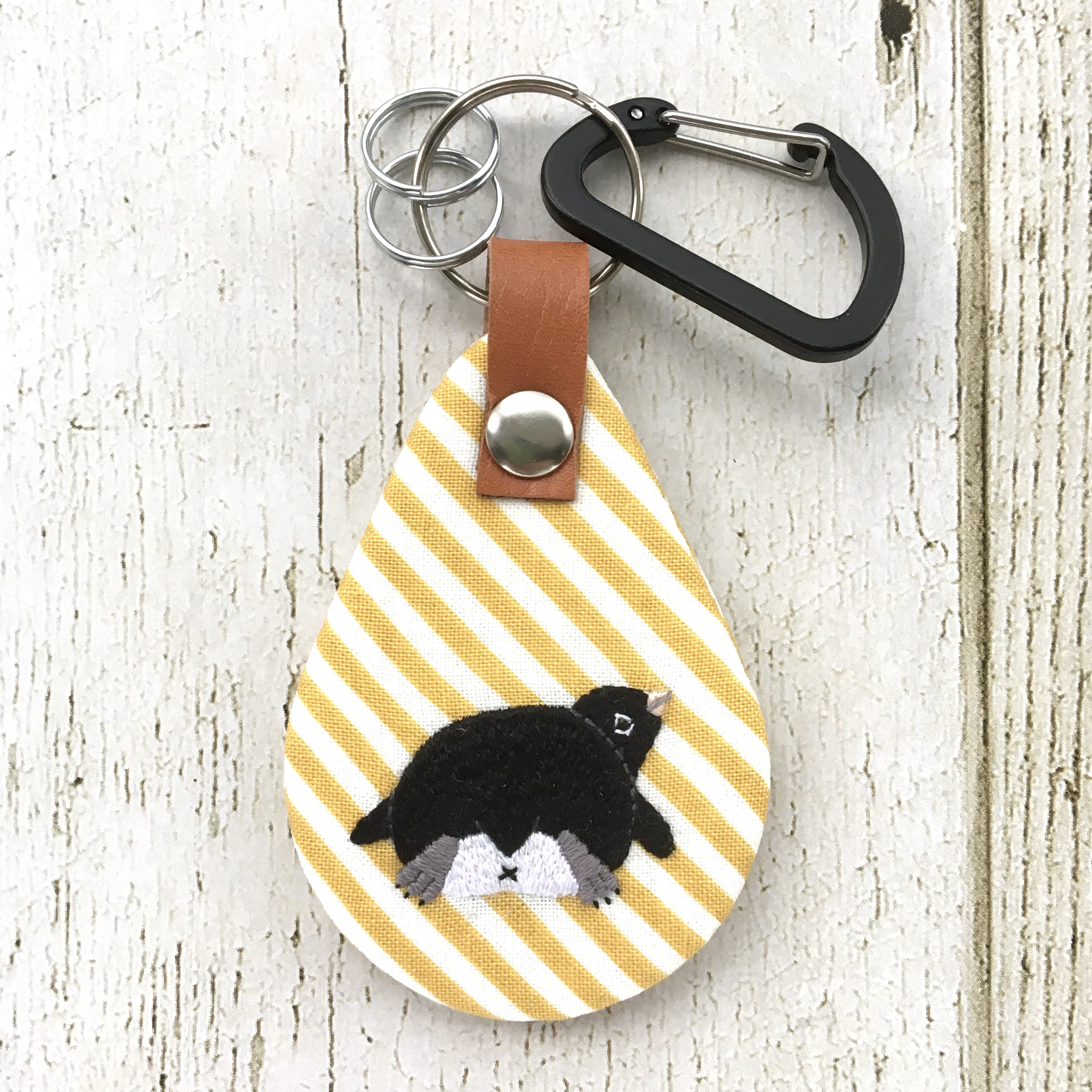 まんまるおしりのアデリーペンギン刺繍キーホルダー