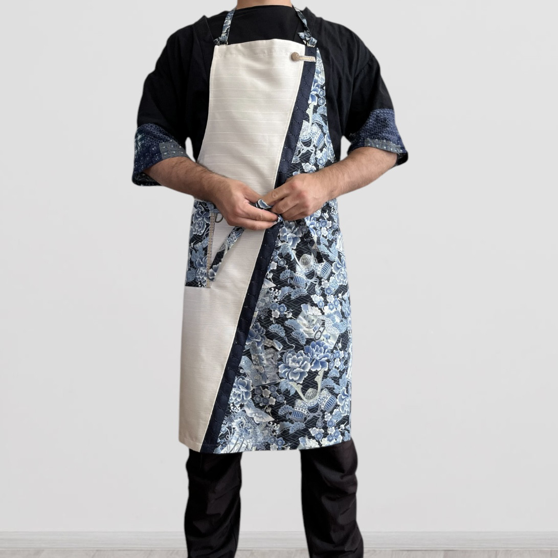 発送3日以内　和モダンエプロン 生成り色と兜紋様 ✴︎ 表地で吸水・裏地で水から守る　和風 和柄 ギフト 名入れok