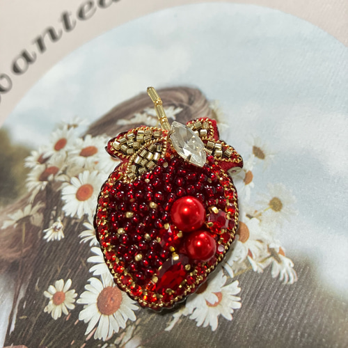 219.うずまき 苺 いちご ビーズ 刺繍 ブローチ 12342250b5d23fb6ae0045bd64892f