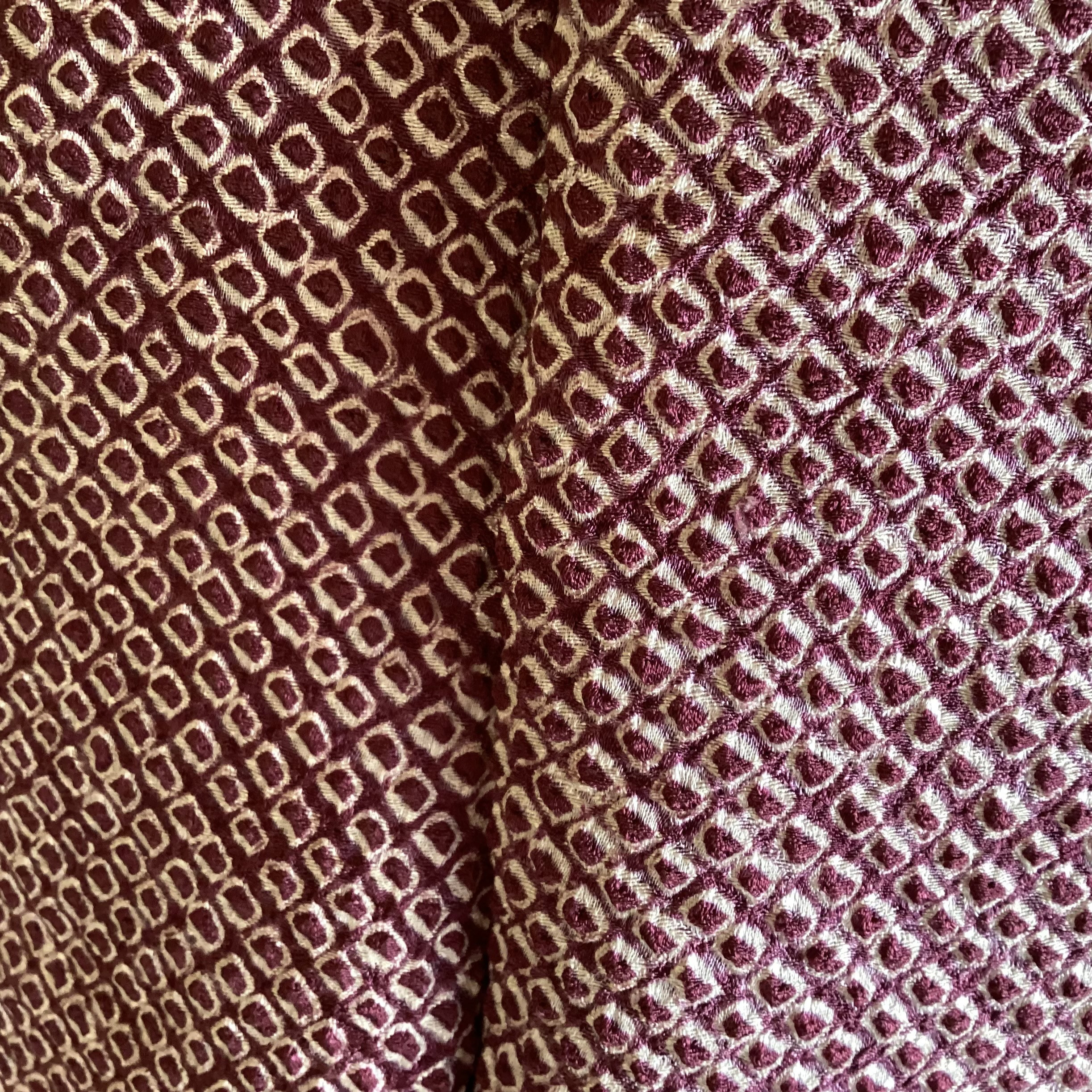 えんじ色の総絞りのスカーフ　②