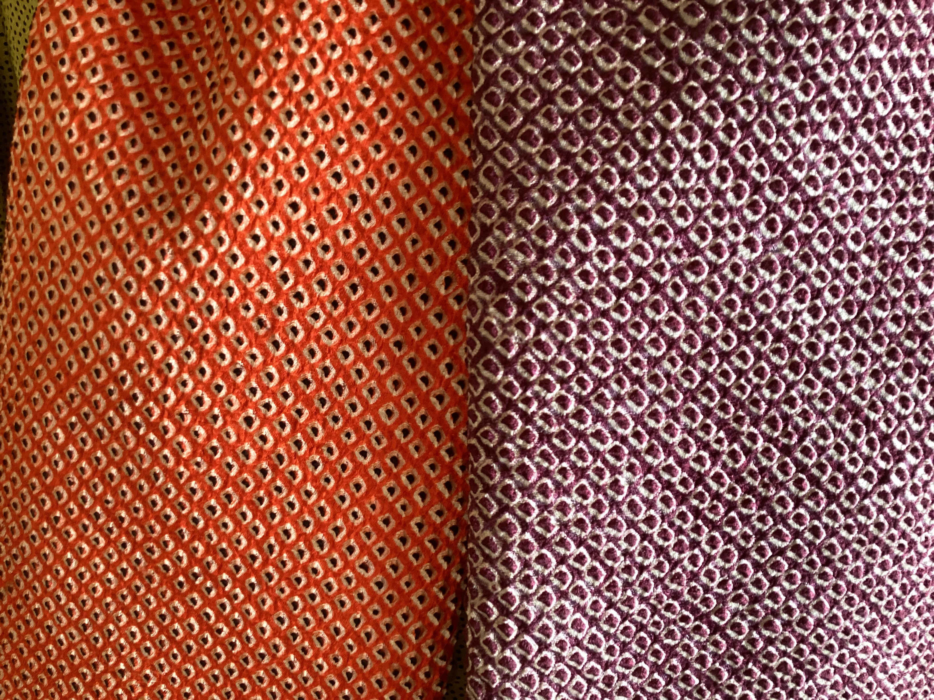 えんじ色とオレンジ色の総絞りのスカーフ