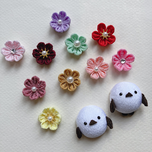 ぷっくりシマエナガとお花の髪飾り○ちりめん細工 つまみ細工