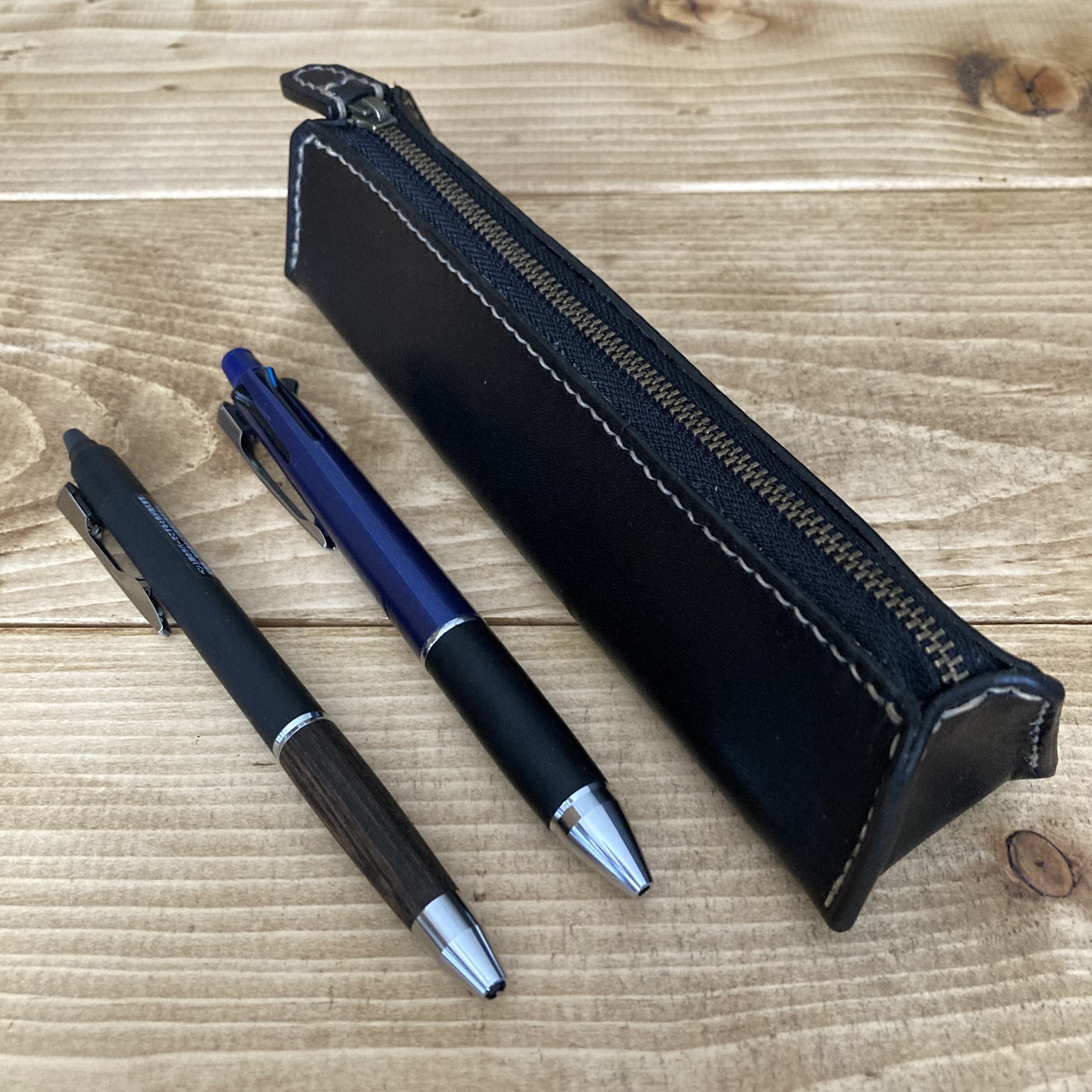 【名入れ可】クラシックなファスナーレザーペンケース ヌメ革(本革) 栃木レザー ブラック