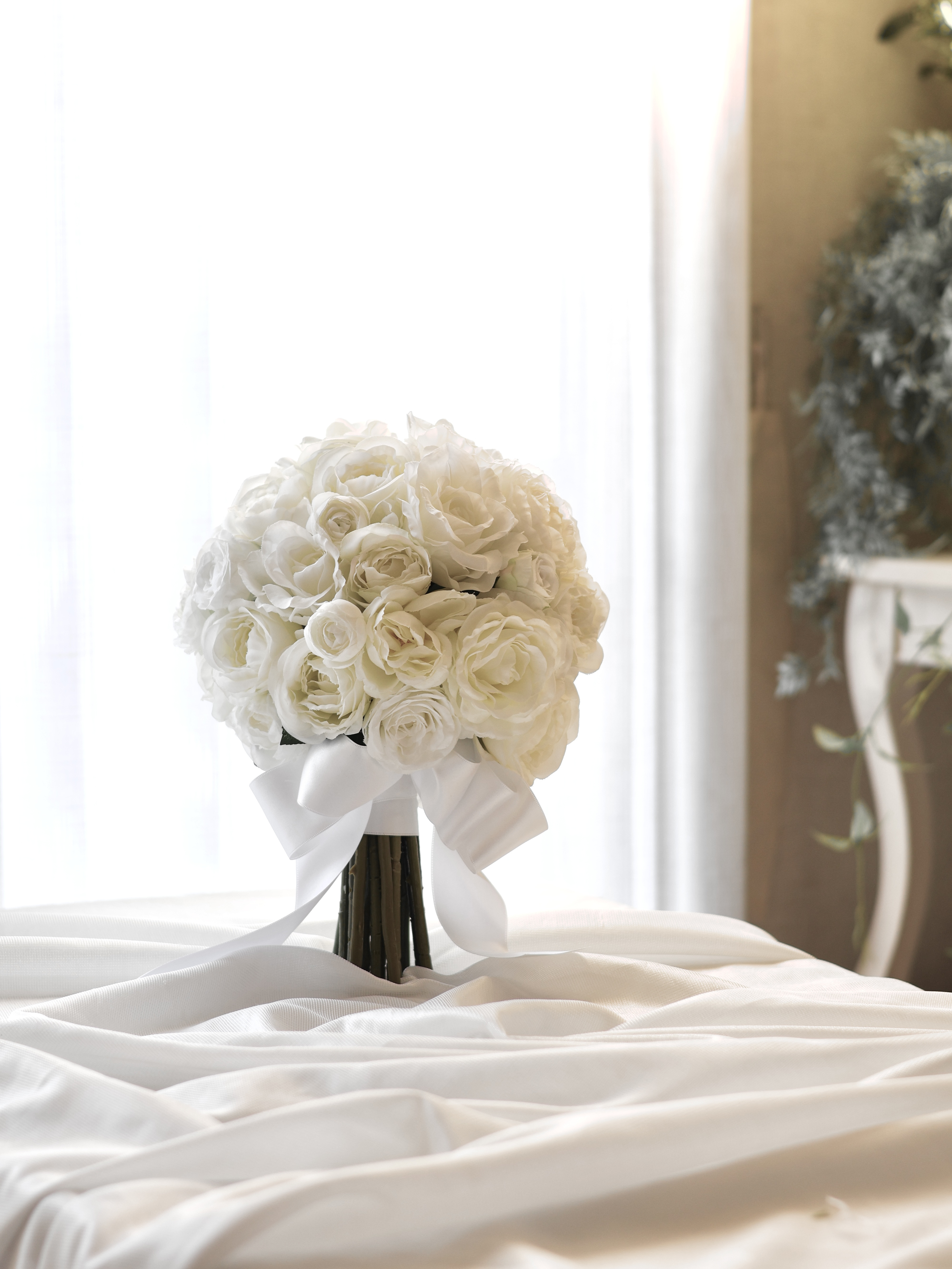 ホワイトローズのラウンドブーケ　アーティフィシャルフラワー　ウェディングブーケ