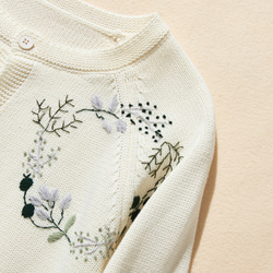 コーデに華やかさをプラスしてくれる　花のサークル刺繍カーディガンコットン100％　オフホワイト　241030-1 3枚目の画像