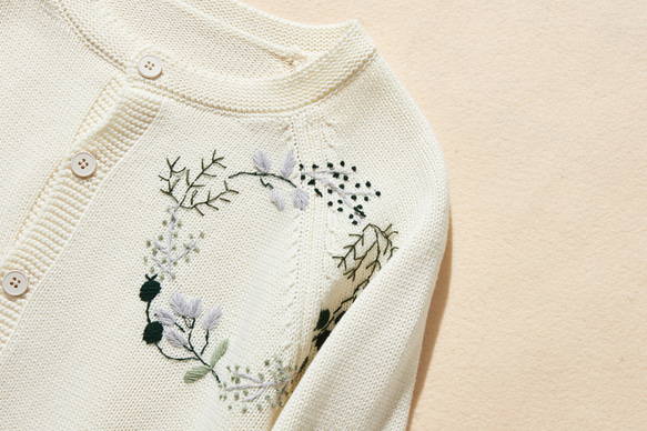 コーデに華やかさをプラスしてくれる　花のサークル刺繍カーディガンコットン100％　オフホワイト　241030-1 3枚目の画像