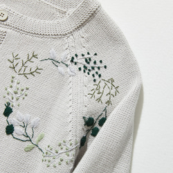 ★即納★コーデに華やかさをプラスしてくれる　花のサークル刺繍カーディガン　コットン100％　薄いグレー　241030-2 3枚目の画像