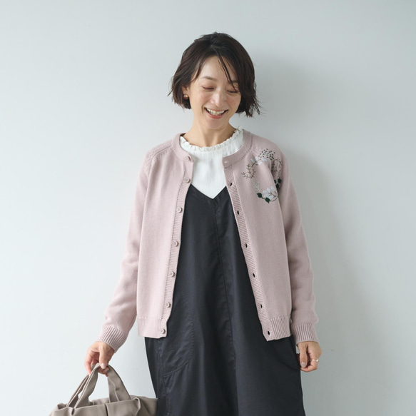 ★即納★コーデに華やかさをプラスしてくれる　花のサークル刺繍カーディガン　コットン100％　淡いピンク　241030-3 4枚目の画像