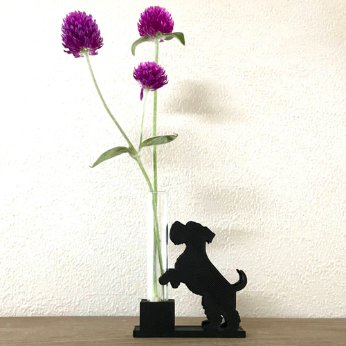 花とじゃれる犬（シュナウザー）の一輪挿し ガラス瓶 リード