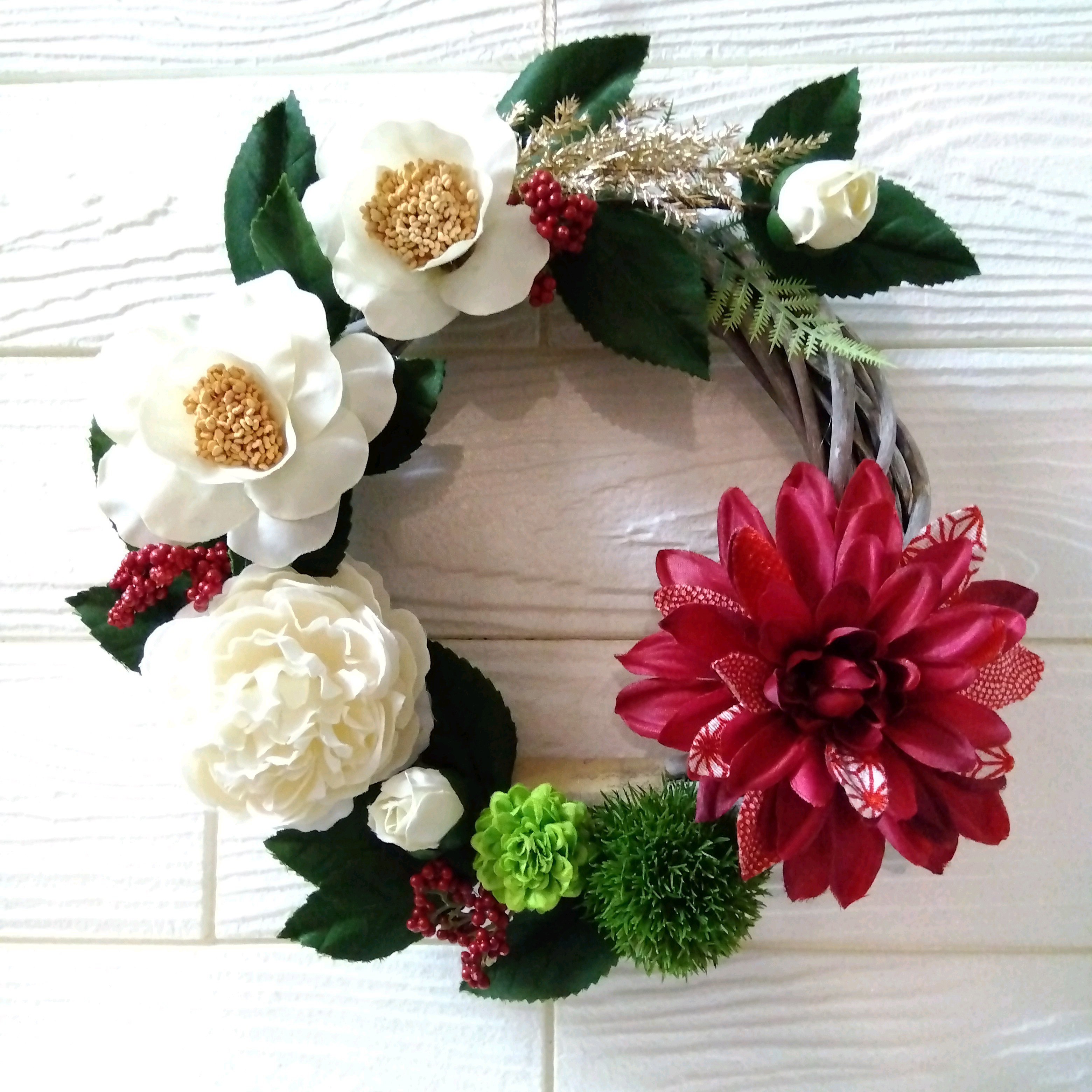 ダリア と 椿　の　和風リース　紅白