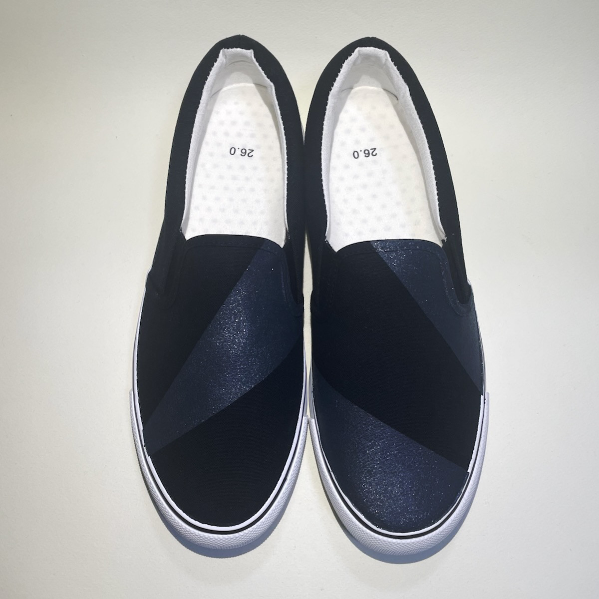 ジオメトリックに分割されたアシメスリッポン (ブラック xブラックラメ) 撥水加工ver. 22.0cm〜29.0cm