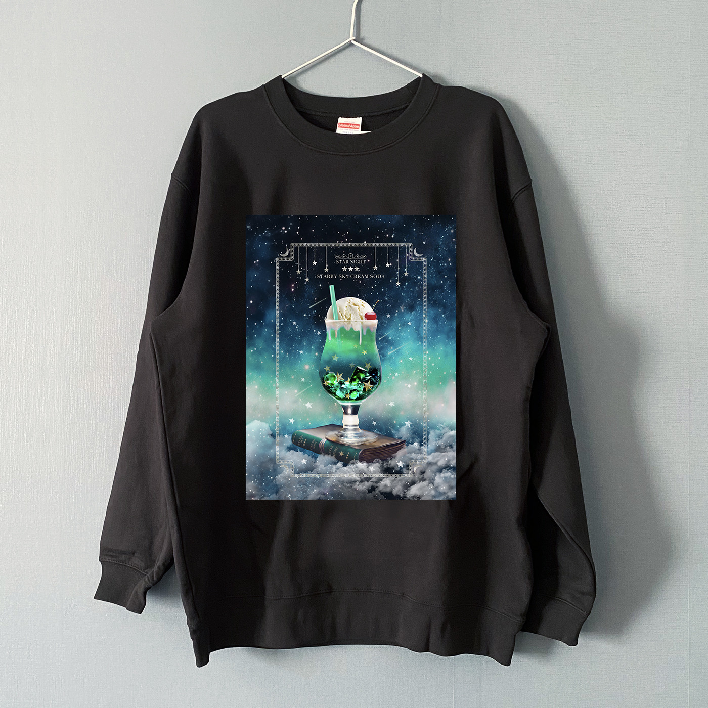 架空の星空喫茶 "星空のメロンソーダ" クルーネックスウェット（BLACK）