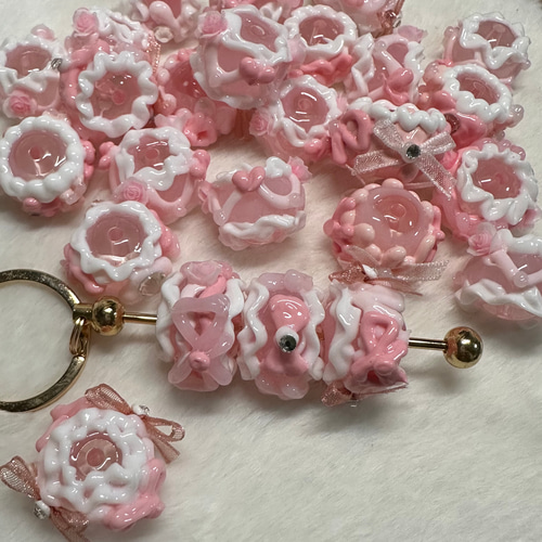 1個 20mm 手書き ペイント ビーズ ピンクリボン ビーズ ギルドバイピー  