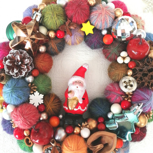 カラフルでにっこり☆毛糸玉のクリスマスリース〜ハートのベルを