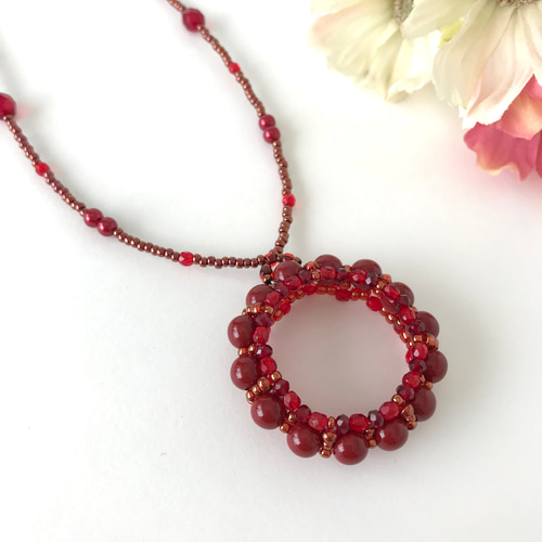 ビーズ編みの サークル モチーフ ネックレス 赤 レッド ビーズ