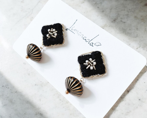 ブラック&ゴールドのふわふわ手刺繍ピアス／イヤリング｜和モダン