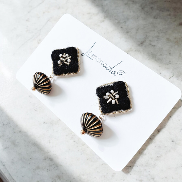 ブラック&ゴールドのふわふわ手刺繍ピアス／イヤリング｜和モダン