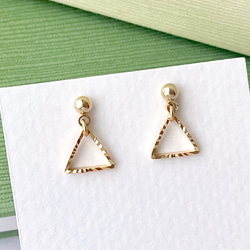 リスとどんぐり拾い ピアス／イヤリング ピアス（スタッド・一粒