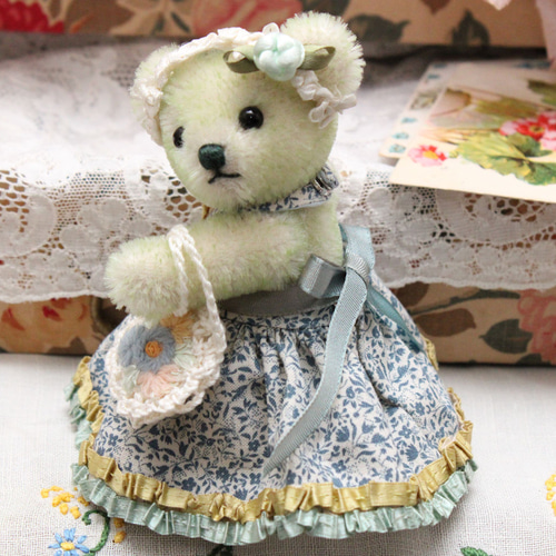 小さな小さなドレスベア♡優しいグリーンモヘア製テディベア