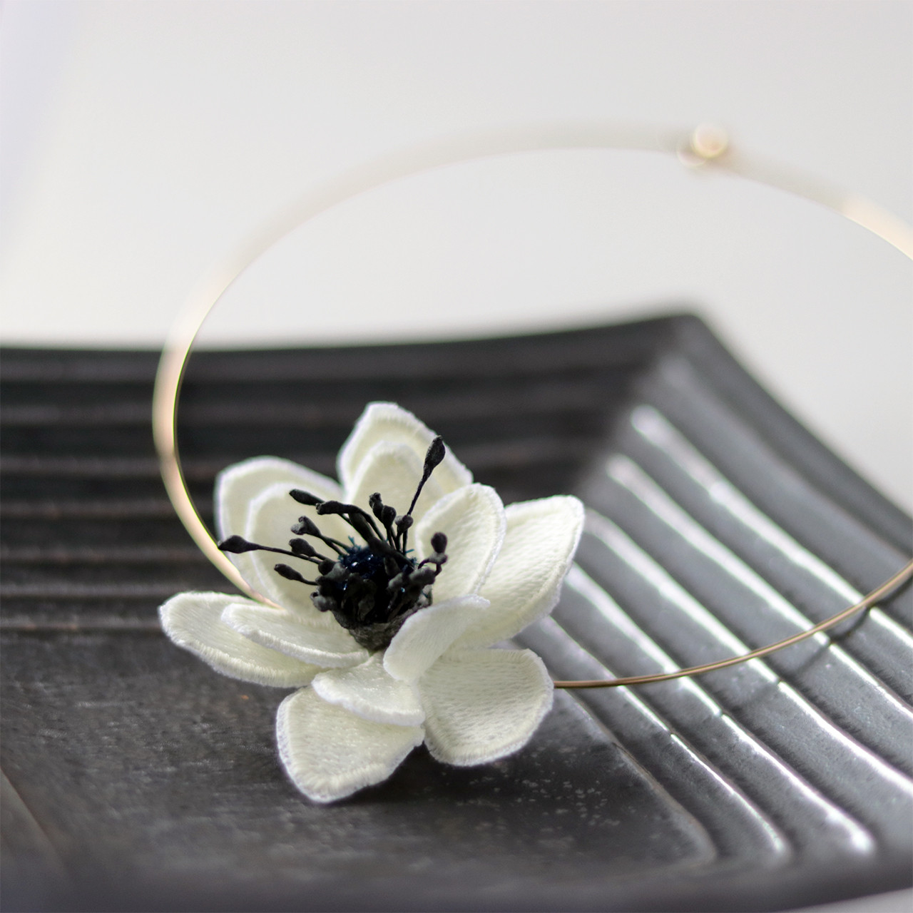 白いアネモネのワイヤーネックレス