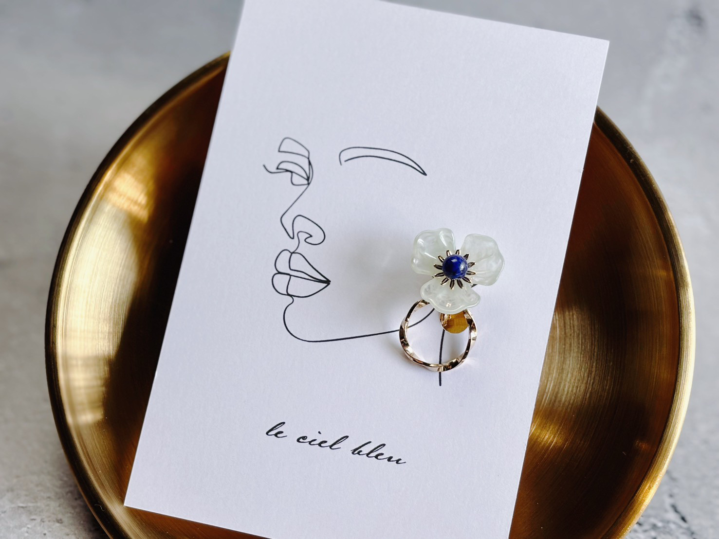 可愛さアップ！お花イヤリング　天然石　イヤリング　ラピスラズリ　ゴールド　大人かわいい　花　プレゼント　ラッピング