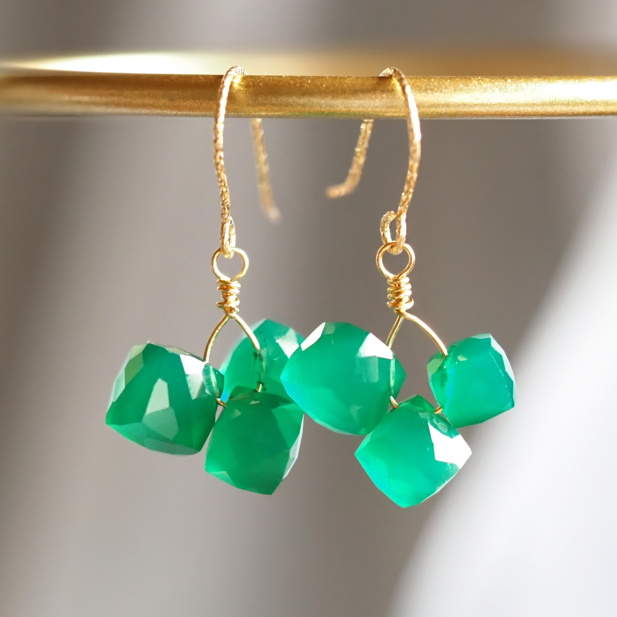 《グリーンオニキスのダイスカット3連ピアス》