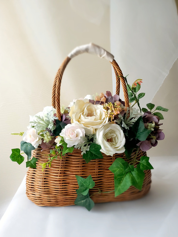 摘みたての花を集めたカゴブーケ｜藤の手編みバスケット｜ナチュラル