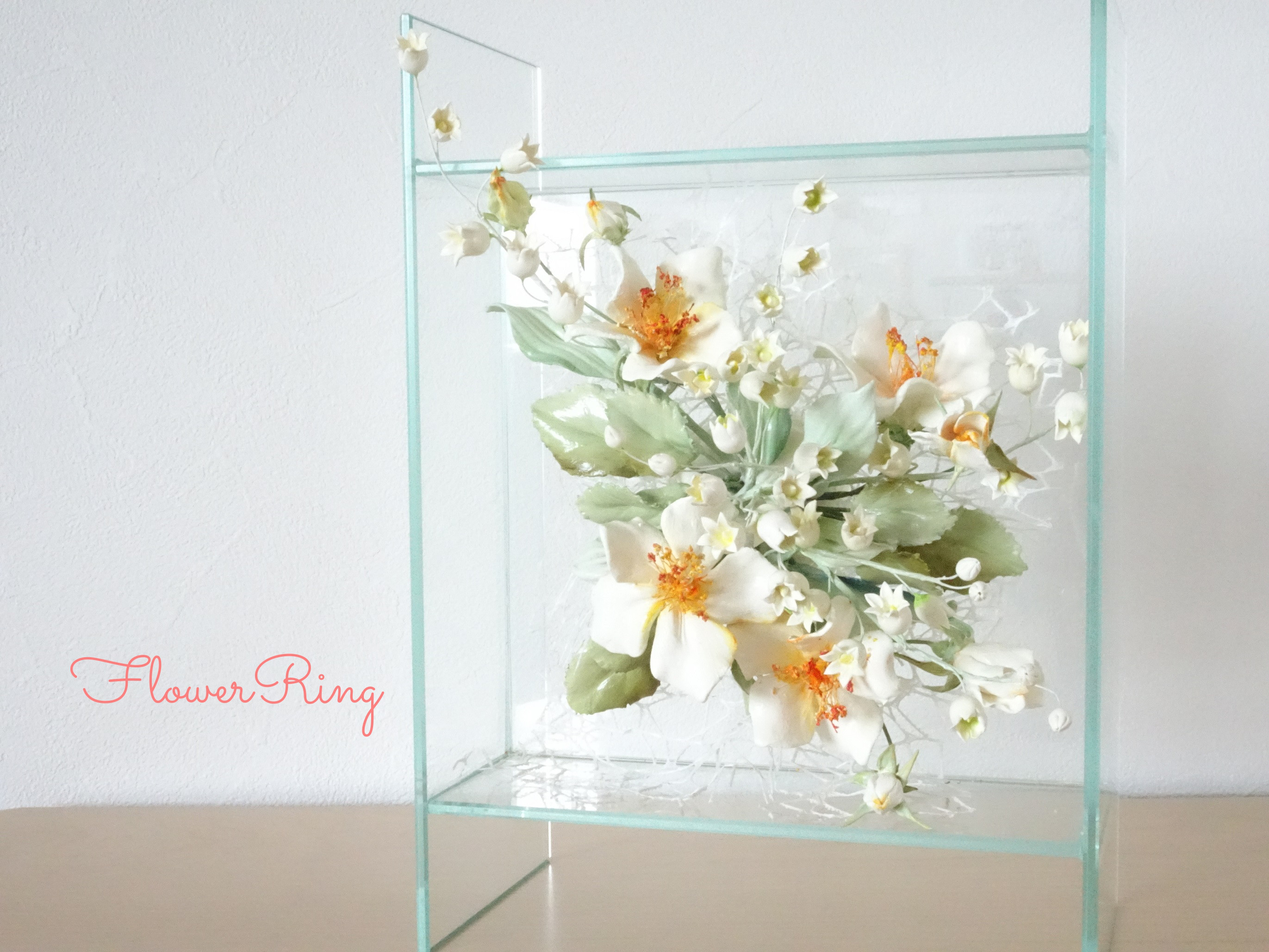 【粘土の花/薔薇/ガラス】透明感✕白色が美しい ホワイトウィングス(バラ)/すずらんのパンフラワーアレンジメント