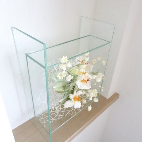 out      ❁ クリアガラスの爽やかフラワーアレンジ❁ 粘土の花/薔薇/ガラス】透明感✕白色が美しい ホワイト