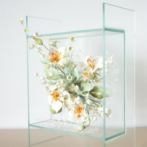 ホワイトバラの造花アレンジメント 大きめ 粘土の花/薔薇/ガラス】透明感✕白色が美しい ホワイトウィングス(バラ