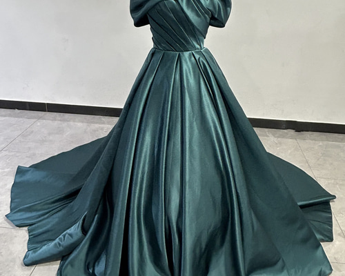 【DRESS PRODUCTION】オリーブグリーンのサテンカラードレス カラードレス グリーン オフショルダー デザイン感 光沢サテン