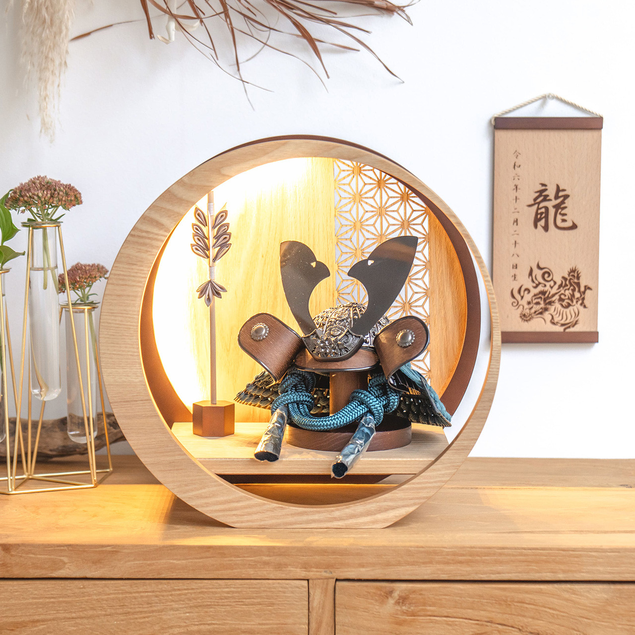 ことのおぼこ兜（5OKO-0404）（こく）月型飾台｜コンパクトな五月人形｜節句兜｜コンパクト｜おしゃれ｜インテリア