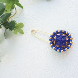 【SALE】チェコ直輸入ガラスボタンのビーズ刺繍ストールピン（ネイビー×ゴールド） 4枚目の画像