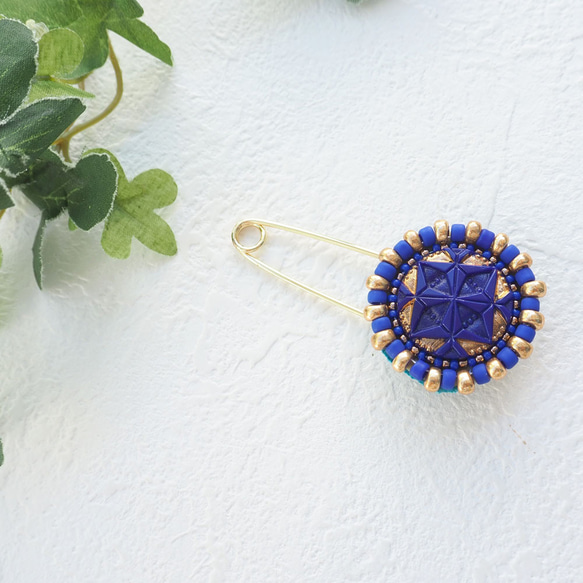 【SALE】チェコ直輸入ガラスボタンのビーズ刺繍ストールピン（ネイビー×ゴールド） 4枚目の画像