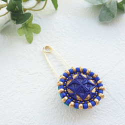 【SALE】チェコ直輸入ガラスボタンのビーズ刺繍ストールピン（ネイビー×ゴールド） 2枚目の画像