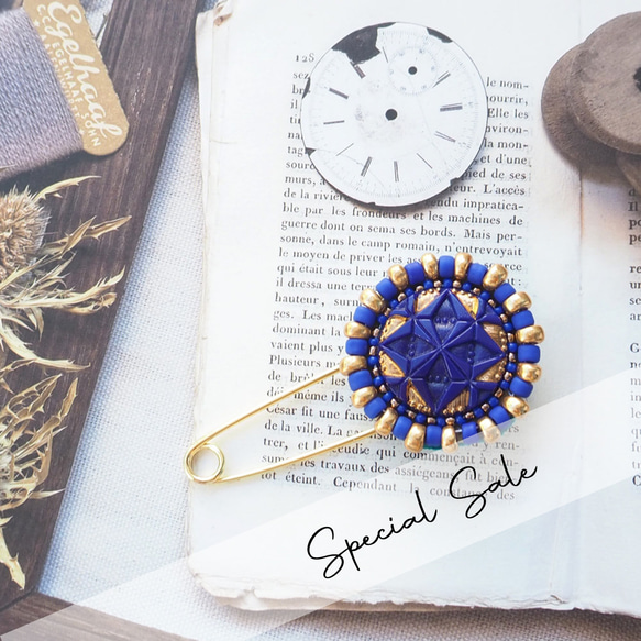 【SALE】チェコ直輸入ガラスボタンのビーズ刺繍ストールピン（ネイビー×ゴールド） 1枚目の画像