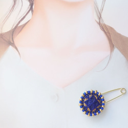 【SALE】チェコ直輸入ガラスボタンのビーズ刺繍ストールピン（ネイビー×ゴールド） 3枚目の画像