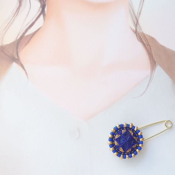 【SALE】チェコ直輸入ガラスボタンのビーズ刺繍ストールピン（ネイビー×ゴールド） 3枚目の画像
